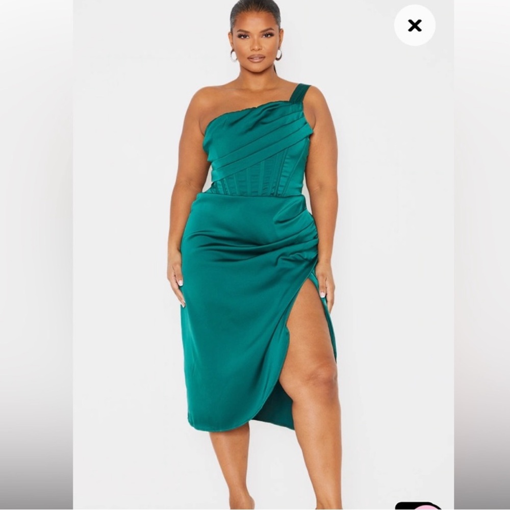 PRETTYLITTLETHING PLUS EMERALD GREEN SATIN
DRAPE DETAIL SIDE SPLIT MIDI DRESS